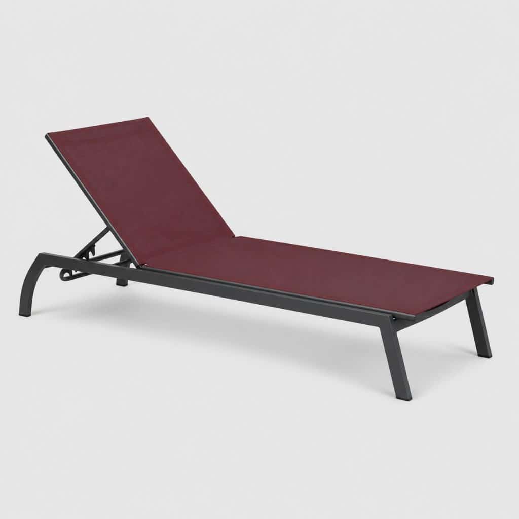 Chaise longue coloris bordeaux sur structure aluminium anthracite